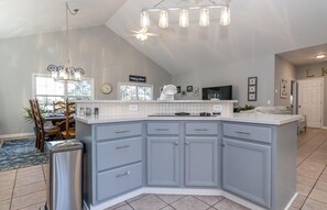 Refrigerador con congelador, microondas, horno y parrilla de estufa 