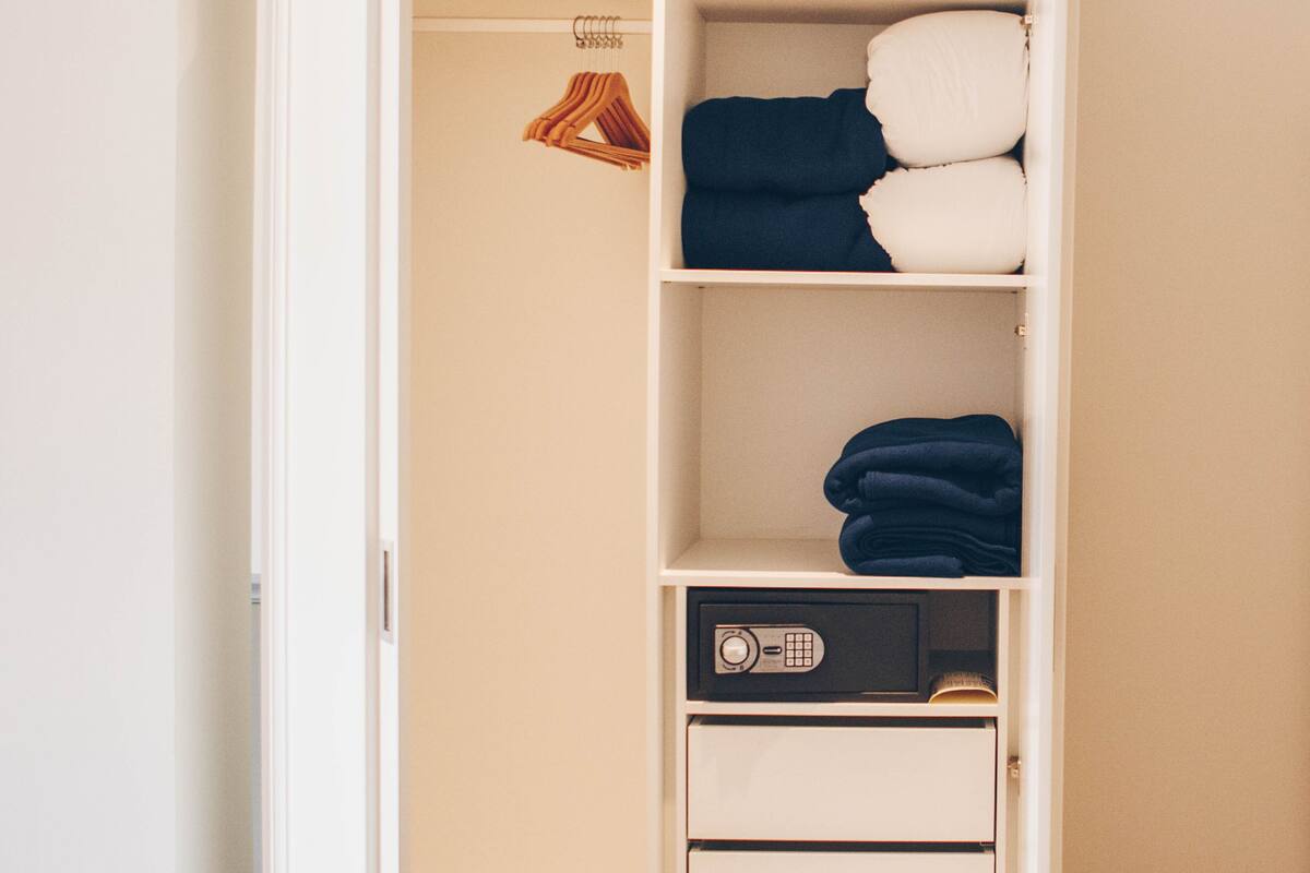 Sengetøy av topp kvalitet, dundyner, minibar og safe på rommet