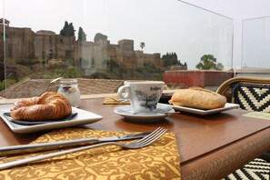 Daily continental breakfast for a fee - Alcazaba Premium Hotel (Málaga)