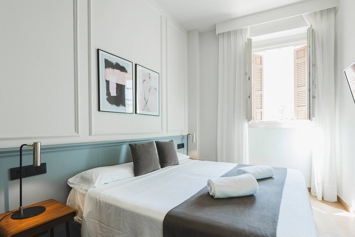 Sengetøy av topp kvalitet, dundyner, minibar og safe på rommet