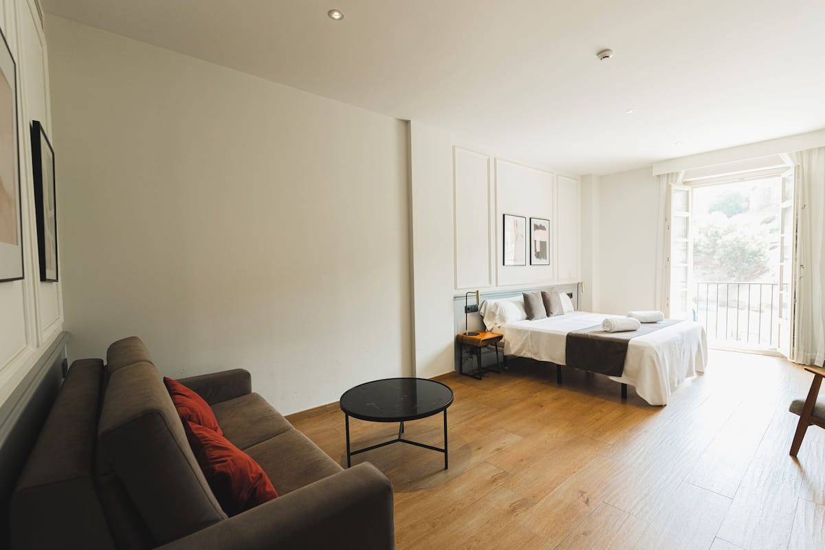 Junior Suite | Premium-sengetøj, dundyner, pengeskab på værelset, skrivebord