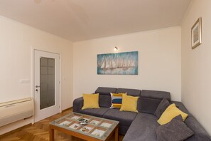 Departamento (Deluxe Two Bedroom Apartment with Bal) | Sala de estar | Televisión 