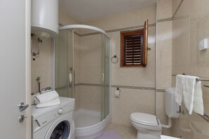 아파트 (Deluxe Two Bedroom Apartment with Bal) | 욕실 | 샤워 시설, 무료 세면용품, 헤어드라이어, 타월