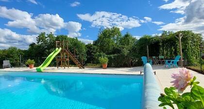 Chalet au calme avec terrasse, acceptant les animaux, parking et Wi-Fi inclus