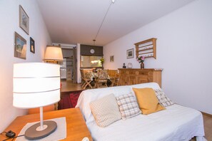 2 habitaciones, tabla de planchar con plancha y ropa de cama 