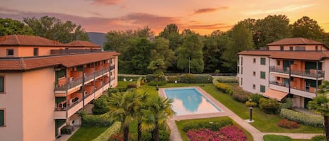 Departamento familiar, varias habitaciones, junto al lago (Casa Fiorita Pool and Lake) | Alberca | Alberca al aire libre por temporada