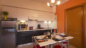 Family Apartment, 1 Bedroom, Balcony, Lakeside (Casa Fiorita: Leggiuno 100 meters) | Dining
