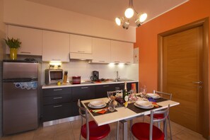 Appartement Familial, plusieurs chambres, en bord de lac (Casa Fiorita Pool and Lake) | Restauration