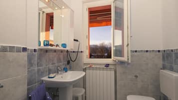 Apartemen Keluarga, beberapa kamar, tepi danau (Casa Fiorita Pool and Lake) | Kamar mandi | Kombinasi shower/bathtub, pengering rambut, kloset, dan handuk