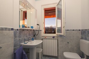 Familienapartment, Mehrere Schlafzimmer, Seeseite (Casa Fiorita Pool and Lake) | Badezimmer