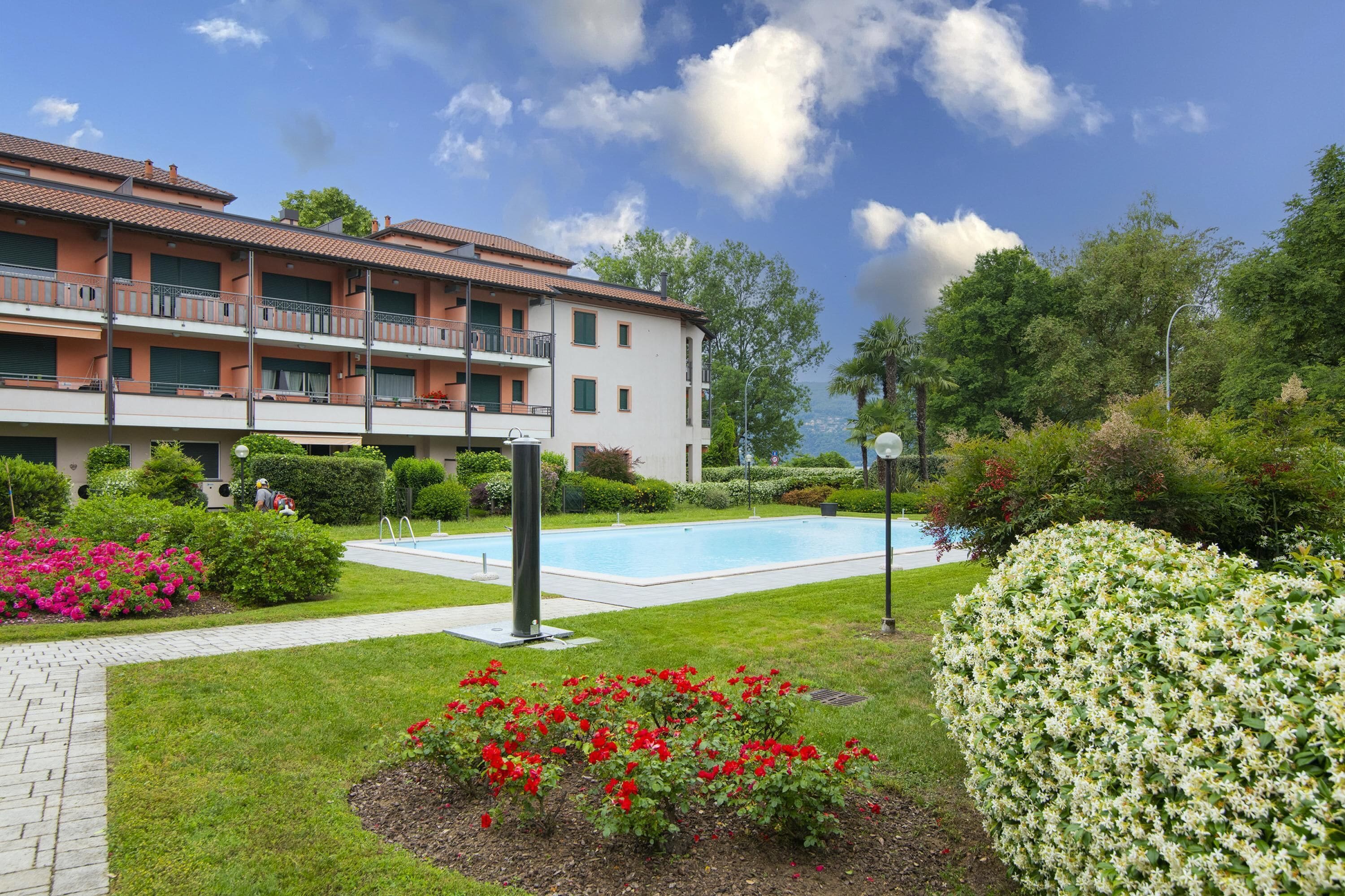 Hồ bơi ngoài trời phục vụ theo mùa 