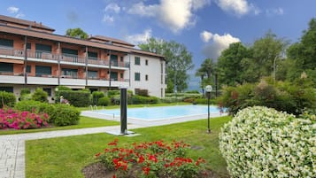 Hồ bơi ngoài trời phục vụ theo mùa