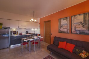Apartamento família, vários quartos, ao lado do lago (Casa Fiorita Pool and Lake) | Área de estar | TV de tela plana