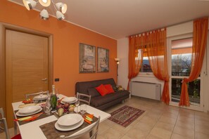 Familienapartment, Mehrere Schlafzimmer, Seeseite (Casa Fiorita Pool and Lake) | Wohnbereich