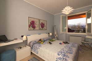 Family Apartment, 1 Bedroom, Balcony, Lakeside (Casa Fiorita: Leggiuno 100 meters)
