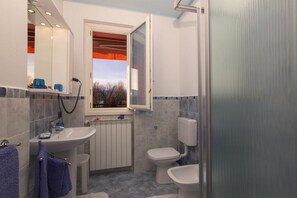 Appartement Familial, plusieurs chambres, en bord de lac (Casa Fiorita Pool and Lake) | Salle de bain