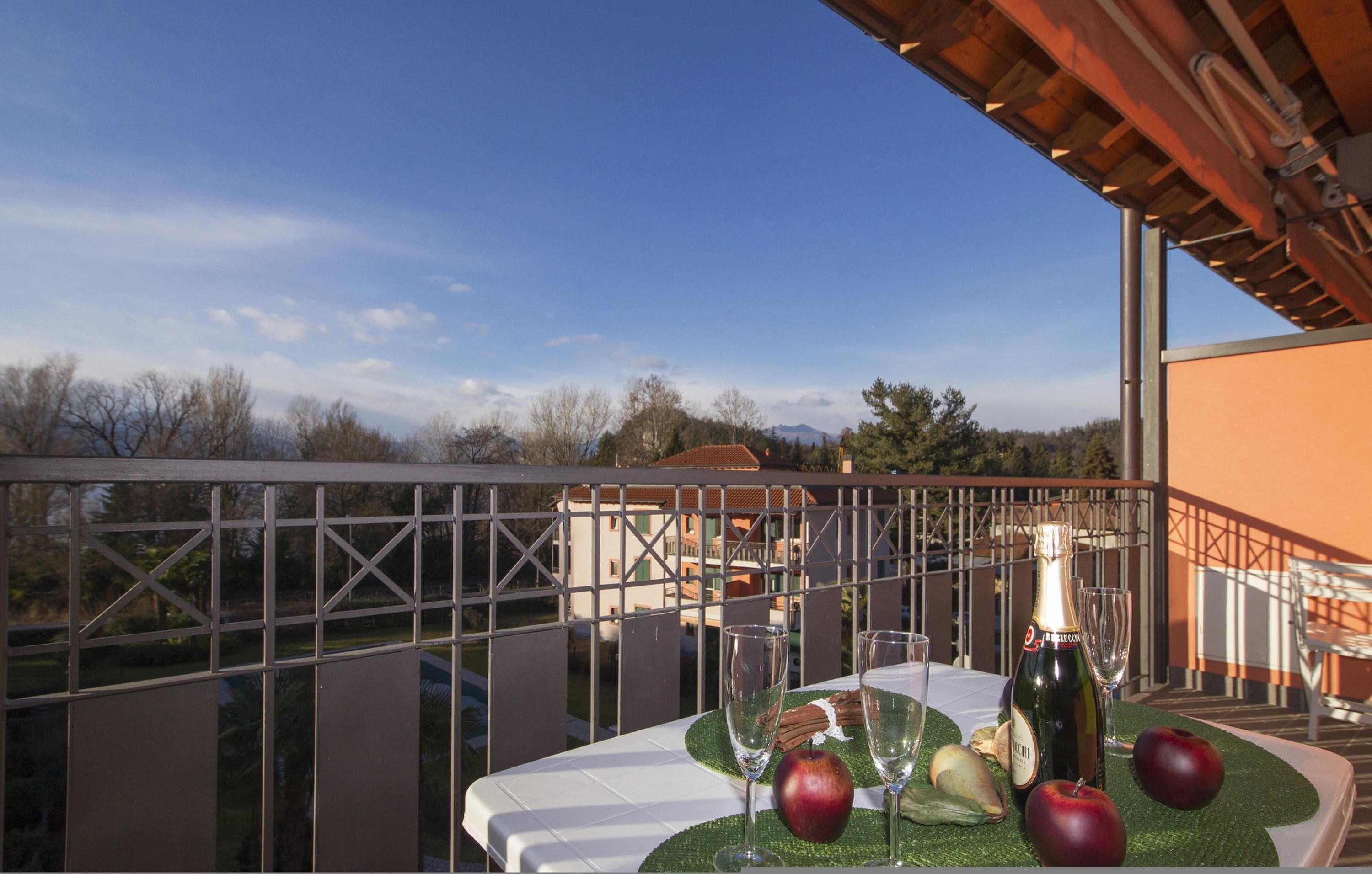 Family Apartment, Multiple Bedrooms, Lakeside (Casa Fiorita Pool and Lake) | Outdoor dining