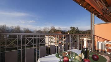 Family Apartment, Multiple Bedrooms, Lakeside (Casa Fiorita Pool and Lake) | Outdoor dining