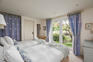 3 bedrooms, iron/ironing board, WiFi, bed sheets - 18th Century Cottage in Dorset Countryside (Horton)