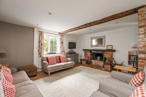 TV, fireplace, DVD player, offices - 18th Century Cottage in Dorset Countryside (Horton)