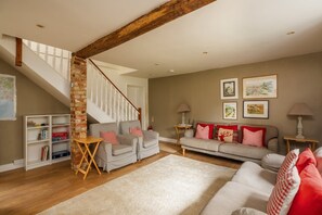 TV, fireplace, DVD player, offices - 18th Century Cottage in Dorset Countryside (Horton)