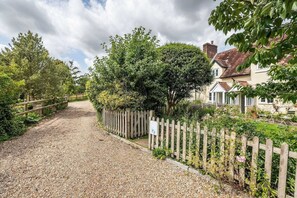 Property grounds - 18th Century Cottage in Dorset Countryside (Horton)
