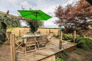 Outdoor dining - 18th Century Cottage in Dorset Countryside (Horton)