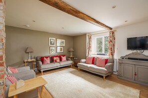TV, fireplace, DVD player, offices - 18th Century Cottage in Dorset Countryside (Horton)