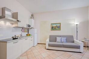 Standard-Apartment, Mehrere Schlafzimmer (Berny 100m from lake & Private garage) | Eigene Kochnische | Kühlschrank, Mikrowelle, Herdplatte, Wasserkocher mit Kaffee-/Teezubehör