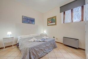 Standard-Apartment, Mehrere Schlafzimmer (Berny 100m from lake & Private garage) | 1 Schlafzimmer, kostenloses WLAN, Bettwäsche