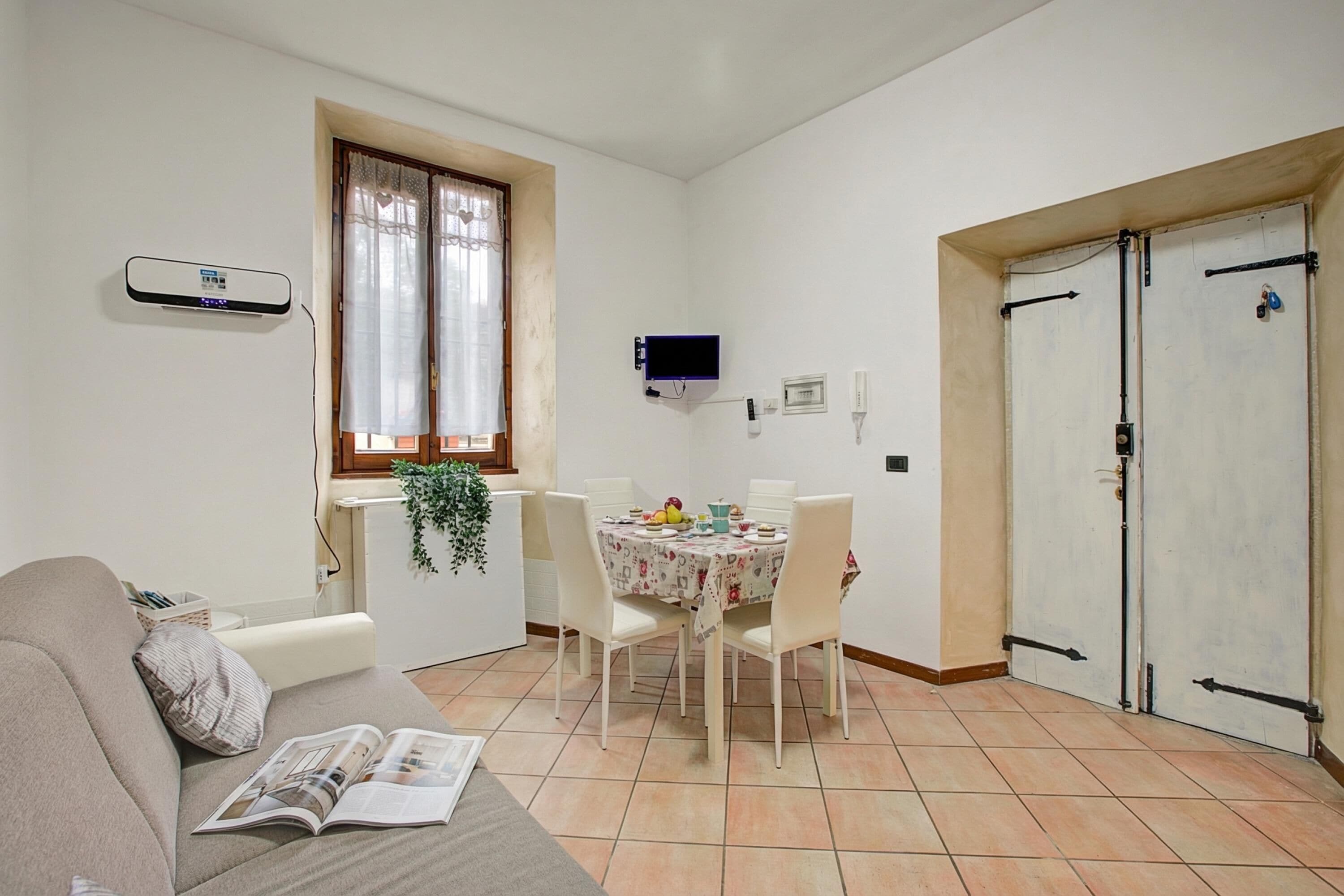 Departamento estándar, varias habitaciones (Berny Salò: Near the Lake & Garage) | Área de sala de estar | Televisión de pantalla plana de 21 pulgadas con canales por cable 