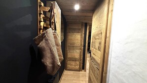 Un pasillo con paredes de madera y un radiador.