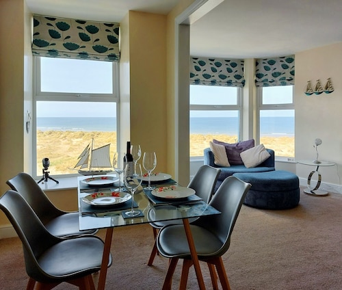 Hafan Y Traeth Beach Front Apartment in Barmouth
