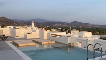 Una piscina al aire libre de temporada