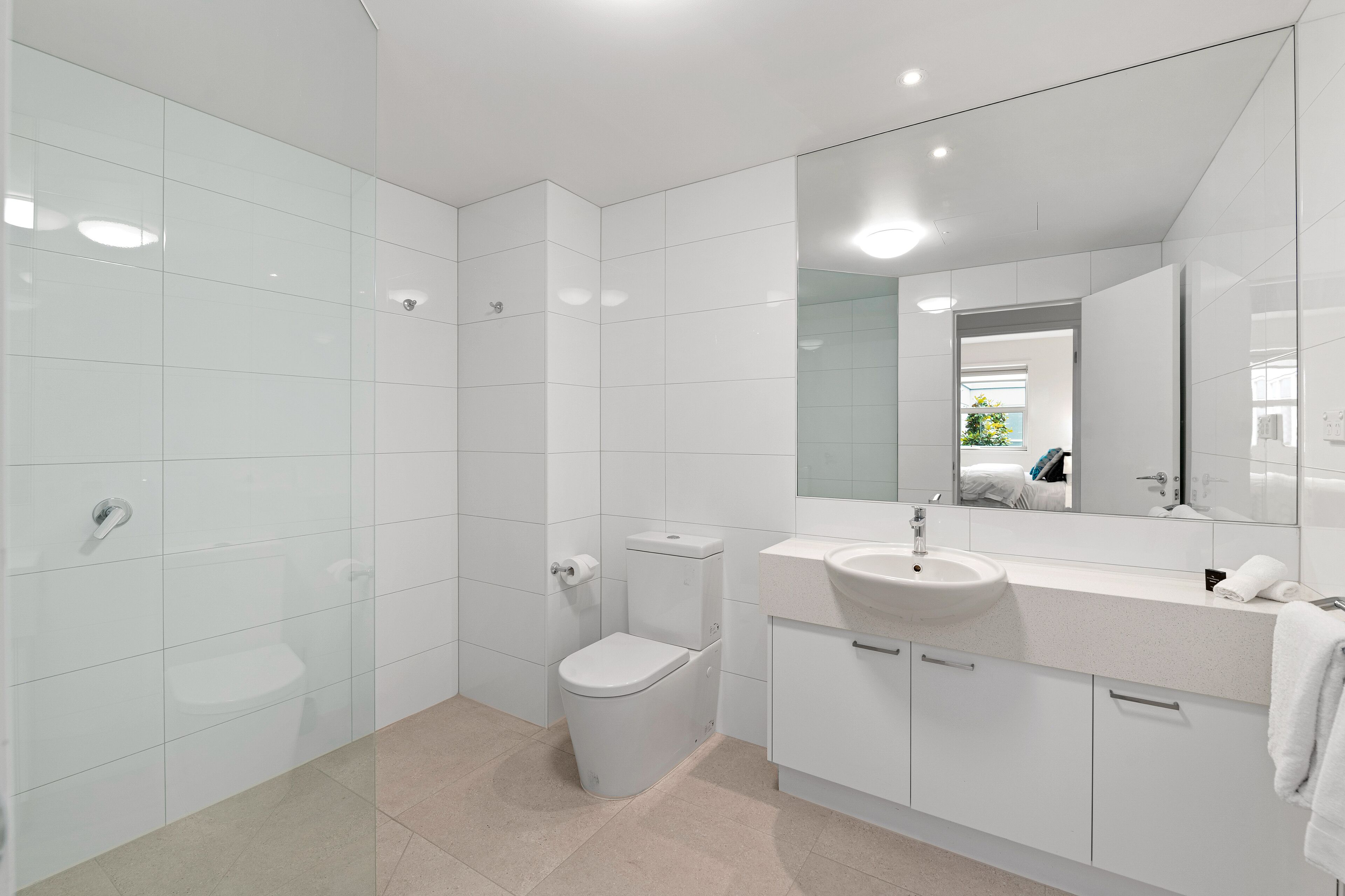 Modern and Spacious Three  Bedroom Apartment — image 8