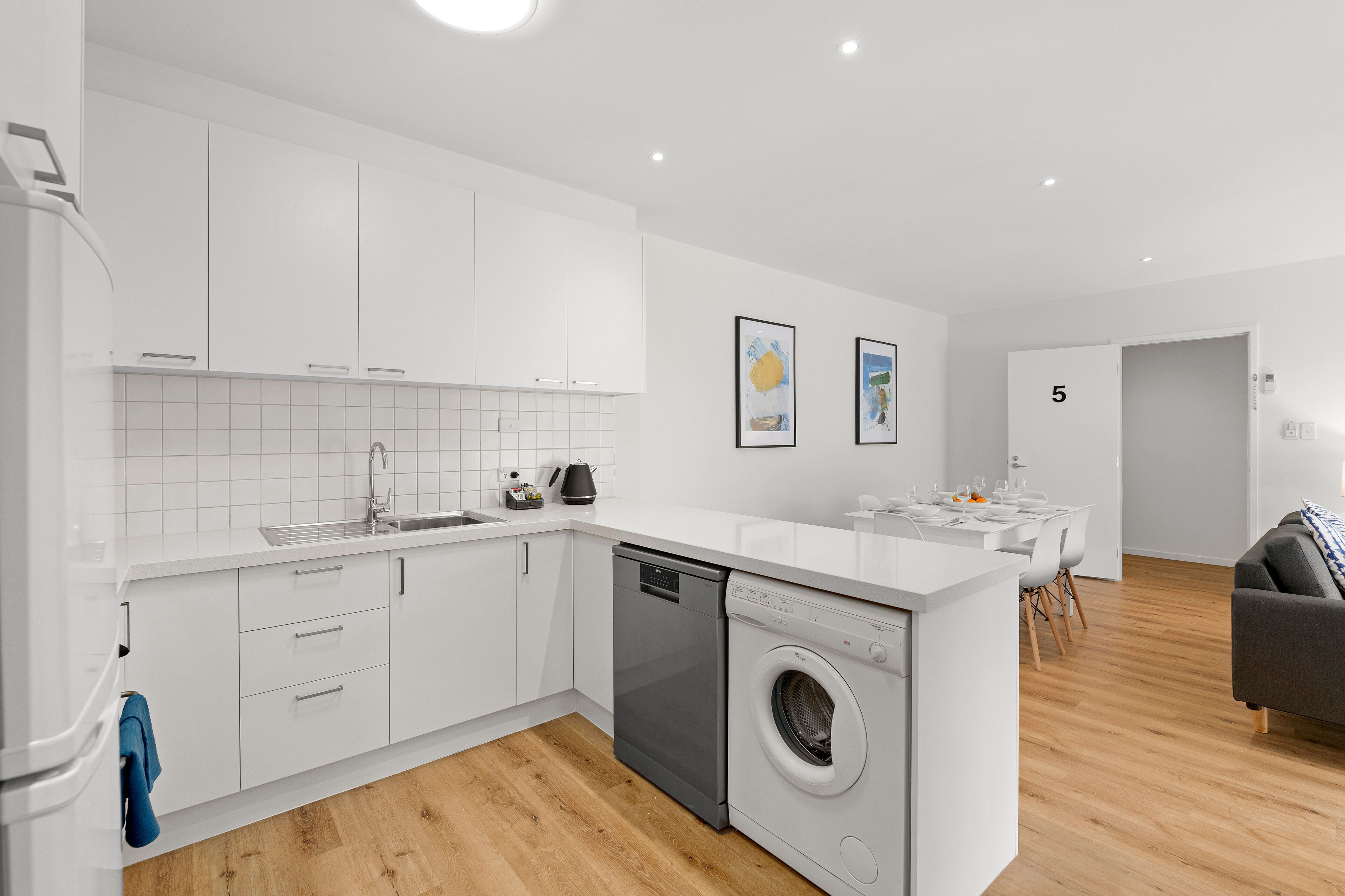 Modern and Spacious Three  Bedroom Apartment — image 5