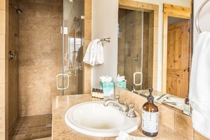 Douche, baignoire à remous, séchoir à cheveux, serviettes fournies