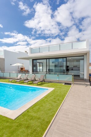 حمّام سباحة خارجي، حمّام سباحة مُدفَّأ