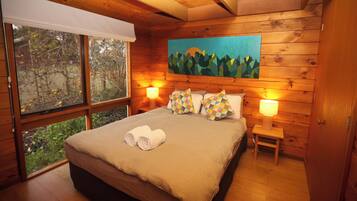 2 makuuhuonetta, silitysrauta/-lauta, vuodevaatteet