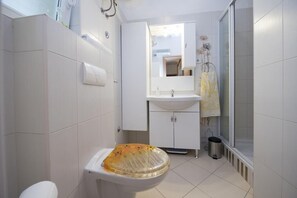 Talo (One Bedroom Home with Pool) | Kylpyhuone | Suihku, pyyhkeet, sampoo