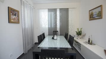 House (One Bedroom Home with Pool) | Dining room