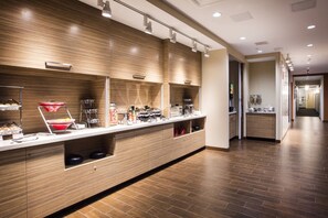 Free daily buffet breakfast  - TownePlace Suites by Marriott Chicago Waukegan/Gurnee (Waukegan)
