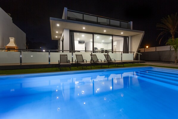 Alberca al aire libre y alberca climatizada