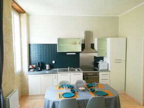 Fridge, microwave, oven, stovetop - Gîte de la cathédrale in downtown Lectoure (Lectoure)