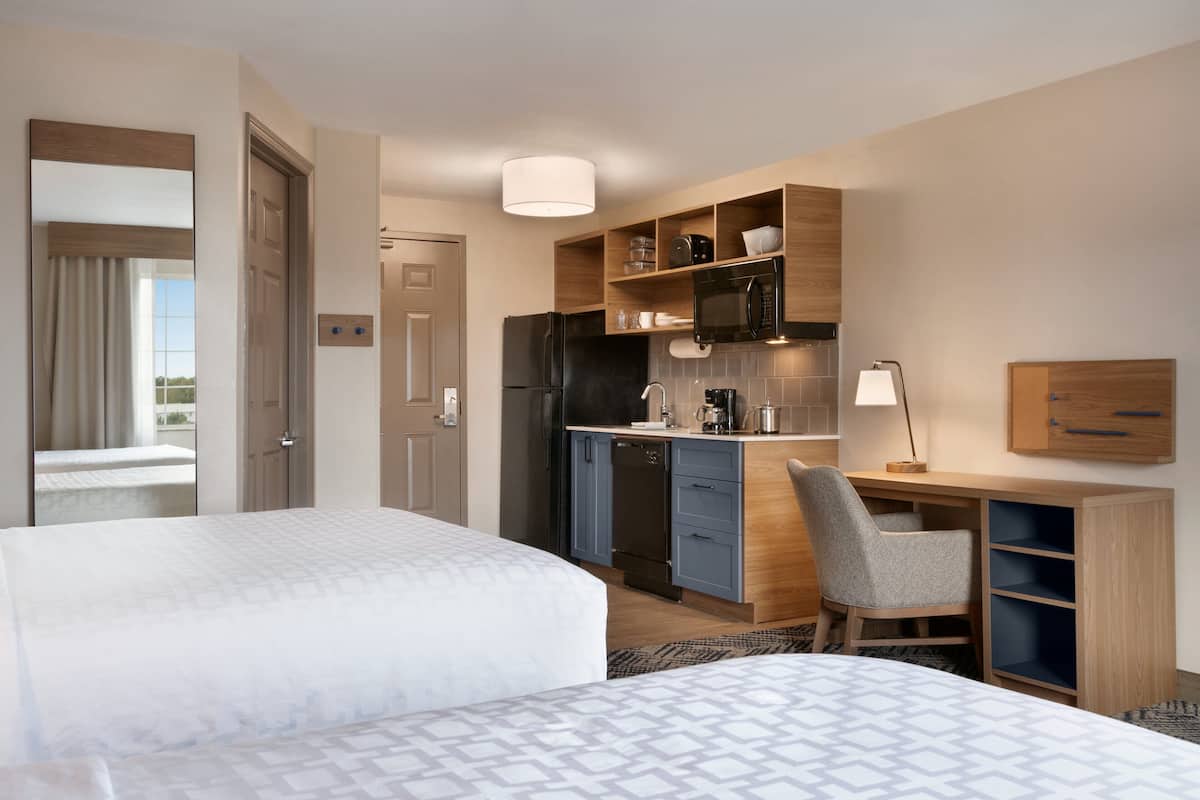 Studiosvit - 2 queensize-sängar | 1 sovrum, skrivbord, mörkläggningsgardiner och ljudisolering