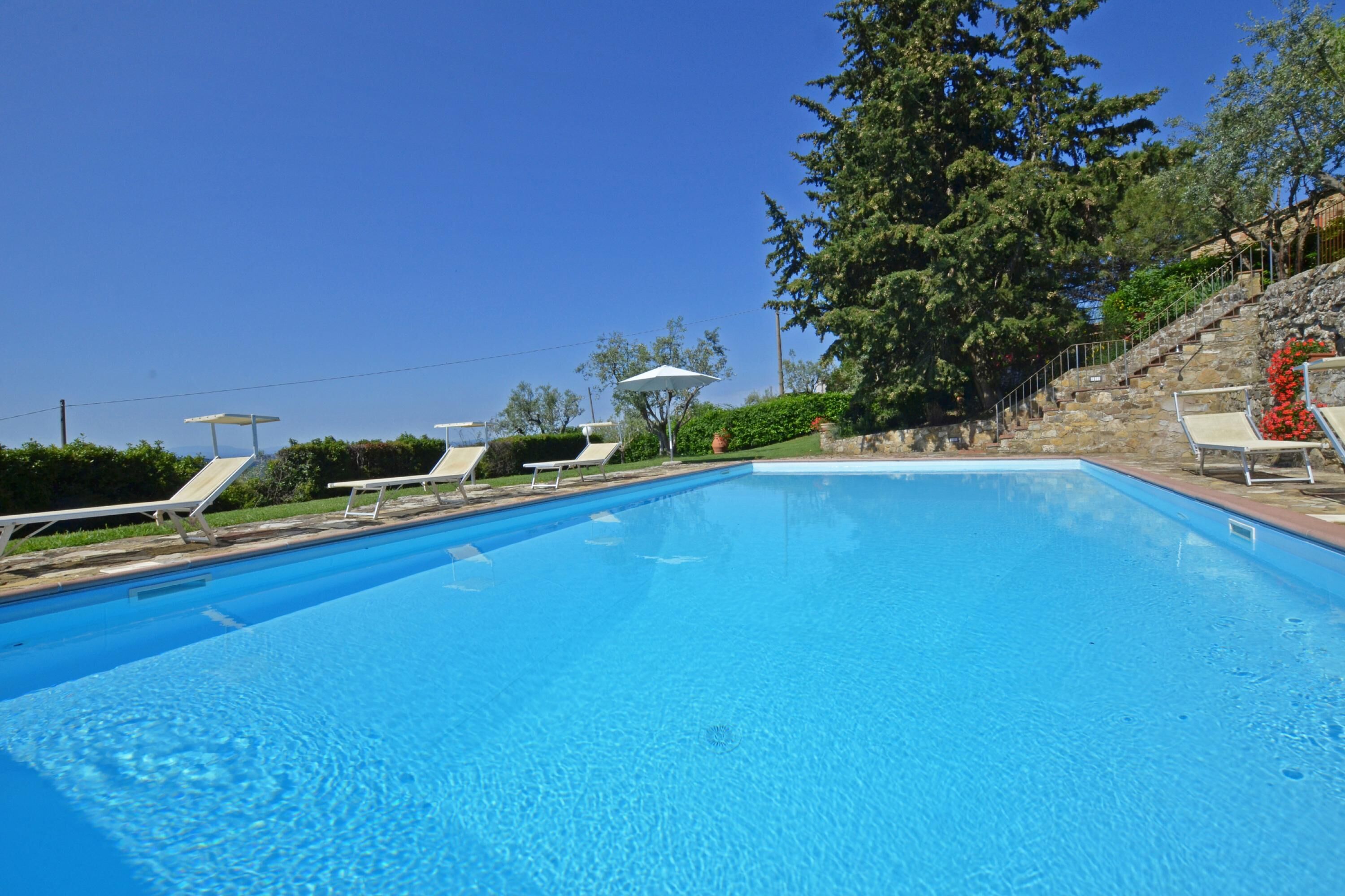 Una piscina al aire libre de temporada