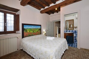 Familienapartment, Mehrere Schlafzimmer, 2 Bäder, Bergseite (La Badia 4) | 2 Schlafzimmer, kostenloses WLAN, Bettwäsche