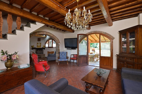 Villa familiale, 3 chambres, foyer, côté montagne (La Badia 1) | Aire de séjour | Téléviseur à écran plat de 21 po avec télévision numérique, téléviseur