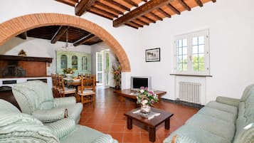 Family Villa, 4 Bedrooms, Fireplace, Mountainside (Tenuta Santa Colomba) | Living area