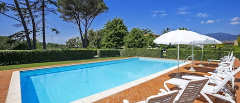 Villa Familiale, 4 chambres, cheminée, côté montagne (Tenuta Santa Colomba) | Piscine | Piscine extérieure (ouverte en saison)